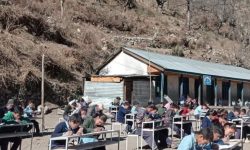 चिसोले घाममा बसेर वार्षिक परीक्षा दिँदै विद्यार्थी