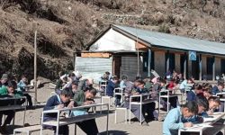 घाममा बसेर परीक्षा दिँदै हुम्लाका विद्यार्थी