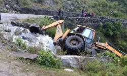 डोजर पल्टिँदा चालकको मृत्यु