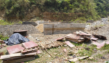 सामान चोरी भएपछि पुल निर्माण अलपत्र