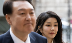 फर्स्ट लेडीले विलासी ब्याग उपहार लिँदा दक्षिण कोरियाका राष्ट्रपति तनावमा