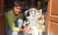 भगवान् बनाएरै जीवन चलाएका रवि, जो मासिक लाख कमाउँछन्