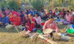 ढकिया बुन्न सिक्दै थारु महिला