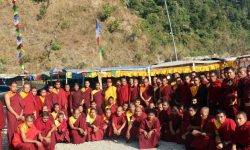 शान्ति र अहिंसाका लागि प्रार्थना गर्दै बौद्ध धर्मावलम्बी लामा गुफाभित्र