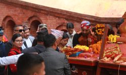 राष्ट्रपति पौडेलले गरे शालीनदीमा पूजा, अर्चना