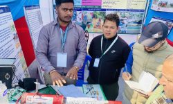 अनुसन्धानकर्मीलाई झुक्काइरहेको बाँदर !