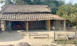 हराउँदै परम्परागत घर