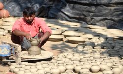 माटोमा शिल्प भरेर चलेको वीरपालको जीविका