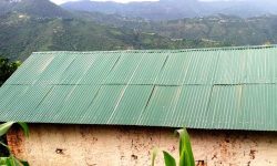 सरकारको अनुदान : काभ्रेमा खरको छानो हटाएर जस्तापाता