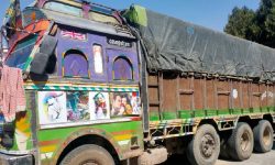 लत्ताकपडा सहित ट्रक नियन्त्रणमा