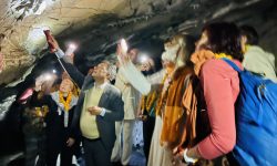 धुर्कोटको ‘विचित्र गुफा’मा विदेशी पर्यटक