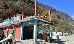 बेनी–जोमसोम–कोरला सडक आयोजना : तिप्ल्याङमा घरटहरा भत्काउन थालियो