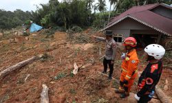 इन्डोनेसियामा पहिरो जाँदा एकको मृत्यु, नौ बेपत्ता