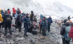 सगमारमाथा आधार शिविरमा पर्यटकसँग अन्तरक्रिया