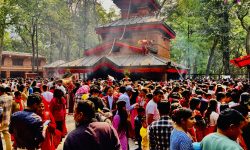 आज चैतेदसैँ, बिहानैदेखि बागलुङ कालिकामा भक्तजनको घुइँचो