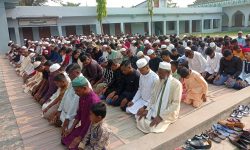 एकापसमा शुभकामना आदानप्रदान गर्दै हिन्दू–मुस्लिम