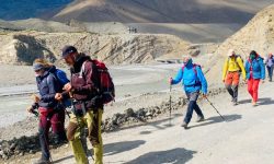 मुस्ताङ भित्रने पर्यटक र तिर्थयात्रीको स्वास्थ्य परीक्षण