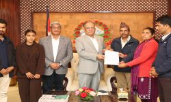 प्रधानमन्त्रीसँग विपिन जोशीका परिवारको भेट