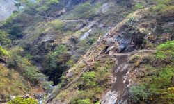 गोरखाको रुन्चेतगाउँ पुग्न भिर खोपेर झोलुङ्गे पुल बनाइँदै