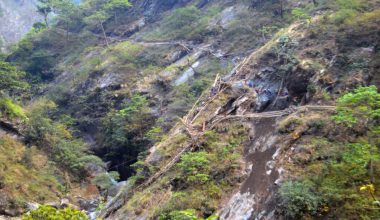 गोरखाको रुन्चेतगाउँ पुग्न भिर खोपेर झोलुङ्गे पुल बनाइँदै