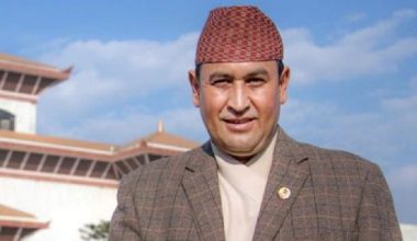 सभापति खतिवडाले गरे पीडित परिवारलाई सहयोग