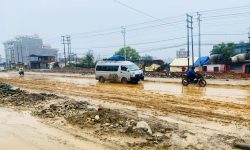 राजमार्गमा हिलो र धुलोले सास्ती