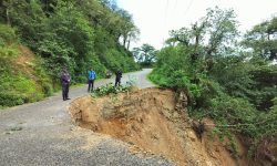 मङ्गलसेन–ठाटीखाँद सडकखण्ड पहिरोले अवरुद्ध