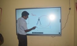 पुरस्कारको रकमबाट विद्यालयमा ‘इन्टरएक्टिभ टचस्क्रिन स्मार्ट बोर्ड’ जडान