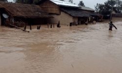 बाढीमा परेर मृत्यु भएका किशोरको परिवारलाई राहतस्वरूप दुई लाख प्रदान