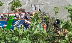 सडक बन्द गरी मर्स्याङ्दीमा खसेको बस निकालिँदै