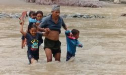 जोखिम मोलेर विद्यालय जान्छन् चुरेका बालबालिका