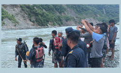 दूधकोसीमा बेपत्ता युवक नभेटिएपछि गोताखोर टोली फर्कियो