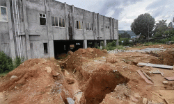 जमिन भासिएपछि पर्वत अस्पतालको निर्माणाधीन भवन अलपत्र