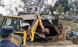 अतिक्रमित संरचना हटाउन सुरु