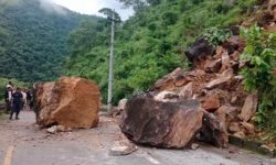 राजमार्गमा खसेको ढुङ्गा हटाएपछि पृथ्वीराजमार्ग दुईतर्फी