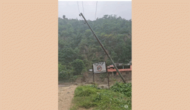 हेवा खोलाको बाढीले बेलिब्रिज बगायो, मेची राजमार्ग अवरुद्ध