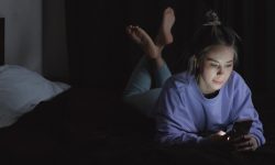 स्क्रिनमा बस्दा आँखामा समस्या 