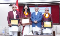 प्रधानमन्त्री ओलीबाट पदक विजेता पलेशालाई पुरस्कार प्रदान