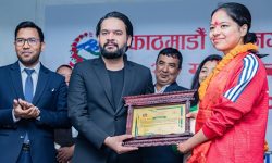 काठमाडौं महानगरपालिकाद्वारा पलेशालाई नगद पाँच लाखसहित सम्मान