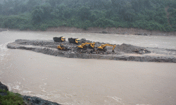 त्रिशूलीको बाढीले झोलुङ्गे पुल बगायो, तीन उच्च जोखिममा