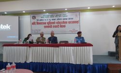 बाढीपहिरोले नदी किनारामा थुपारेको फोहर सफा गर्दै ललितपुर महानगर