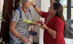 बन्दीपुर घुम्न आएका विदेशीलाई दसैंको टीका