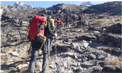 अन्नपूर्ण आधार शिविर पदमार्गमा संरचना अभाव