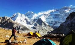 कञ्चनजङ्घा आधार शिविरमा पर्यटकको चहलपहल