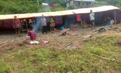 बाढीपहिरोबाट विस्थापित परिवार त्रिपालमुनि