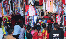 दसैँ बजार : वारि सुनसान, पारि भीडभाड