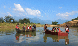 रिचार्ज पोखरी बनाइएका ‘कांसाहोल ताल’मा डुंगा सयरसँगै माछापालन