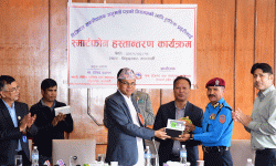 डिजिटल लाइसेन्स नियमनका लागि ट्राफिक प्रहरीलाई स्मार्टफोन