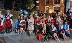 जातीय पोसाकमा सजिएर कौरामा रमाए विदेशी पर्यटक