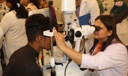 नेपाली नेत्ररोग विशेषज्ञ बङ्गलादेशका घाइतेको आँखा उपचारमा तल्लीन